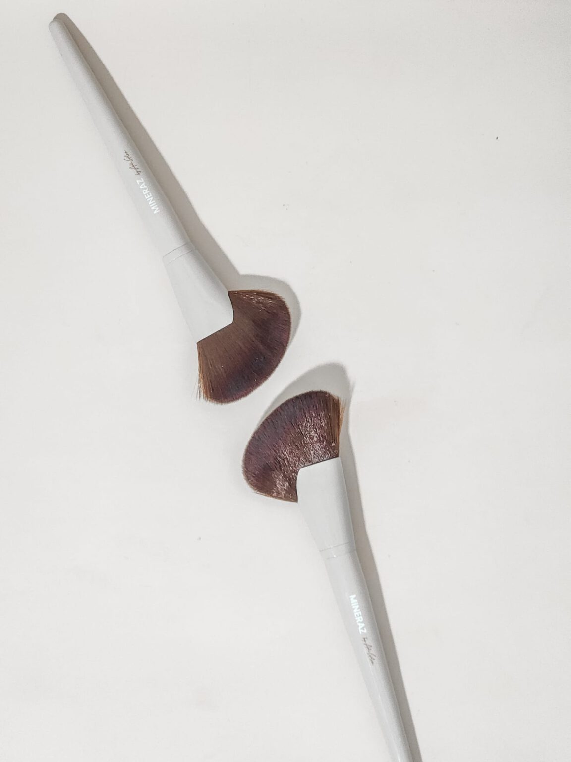 Pinceau de maquillage pour le scintillement, l’ombrage et le fard à joues